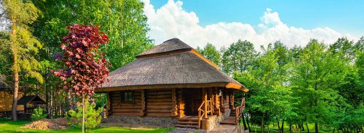 Zanurz się w naturze i luksusie: Zalety posiadania sauny i jacuzzi w domku leśnym